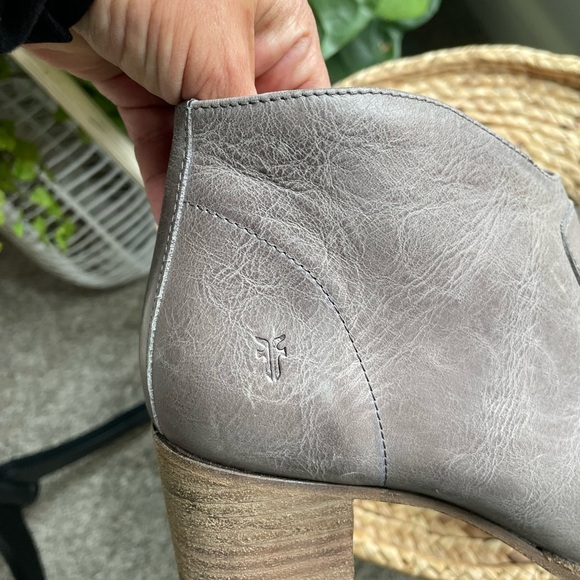 Frye Nora Bootie in like new condition SZ 8.5 leather 3’ heel grey - Picture 10 of 13